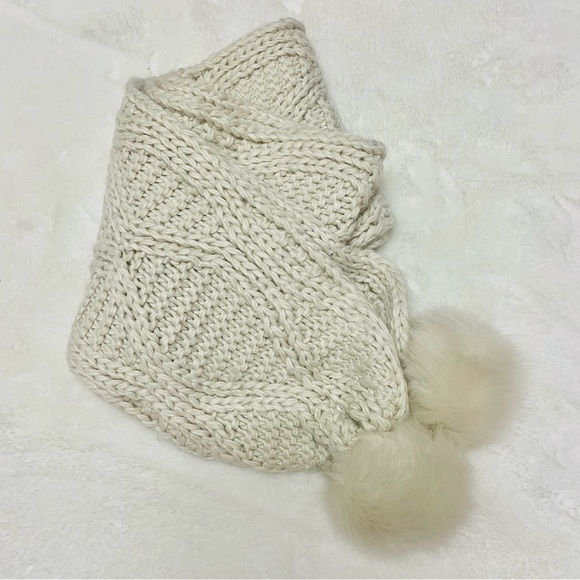 TOPSHOP Cable knit Pom Pom Toque & Scarf, 2 piece set - Picture 5 of 8